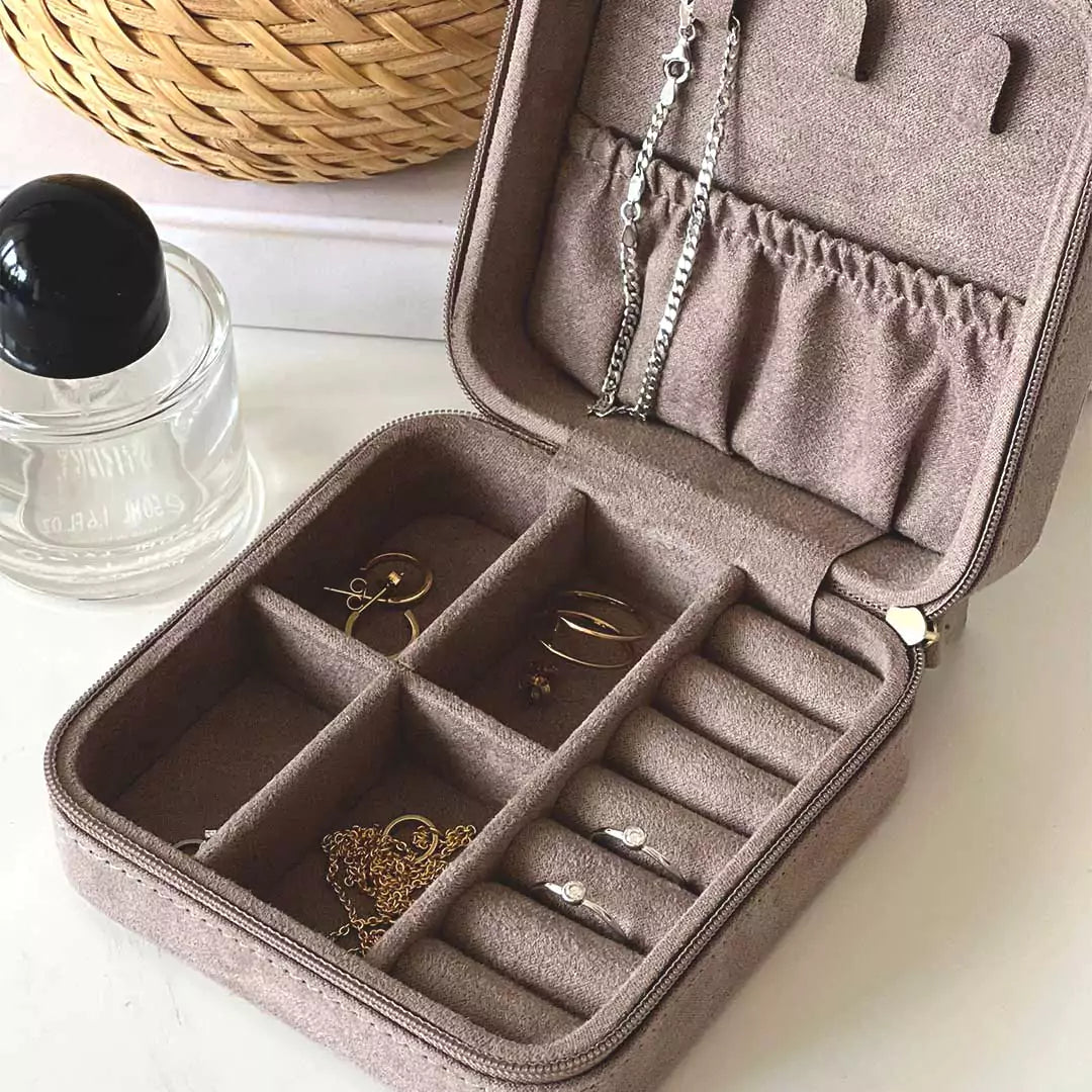 Jewelry box holding jewelry from Elsastorm